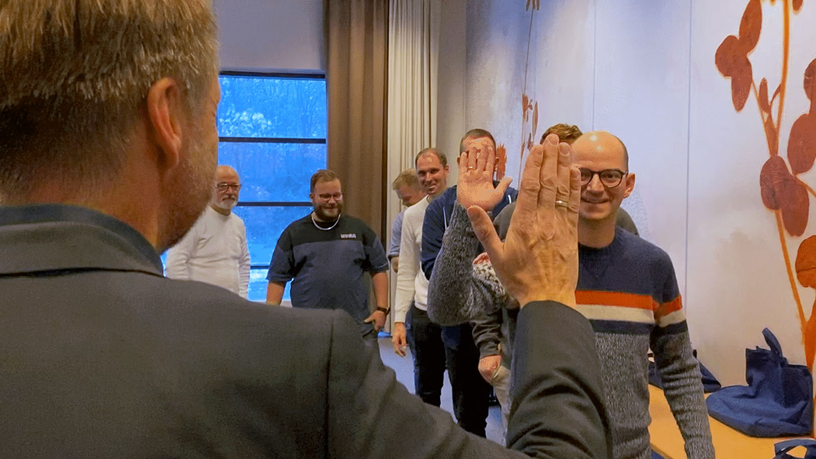 Jan Schmidt giver highfive